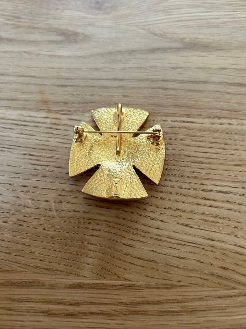 イヴサンローラン　オレンジと金のクロスデザインブローチ