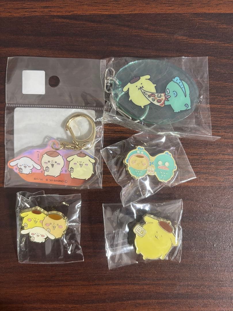 ちいかわサンリオキャラクターズ　ピンバッジ　アクリルキーホルダー5個セット