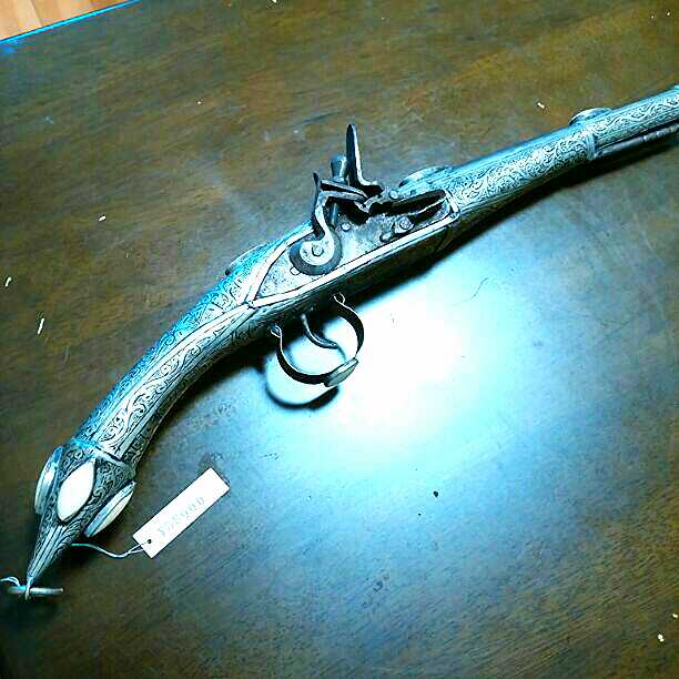 ブリキ飾り銃（モロッコ製）