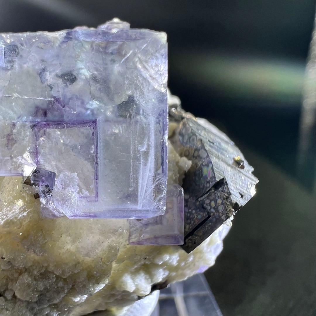 ヤオガンシャン産　パイライト共生　パープルゾーニングフローライト