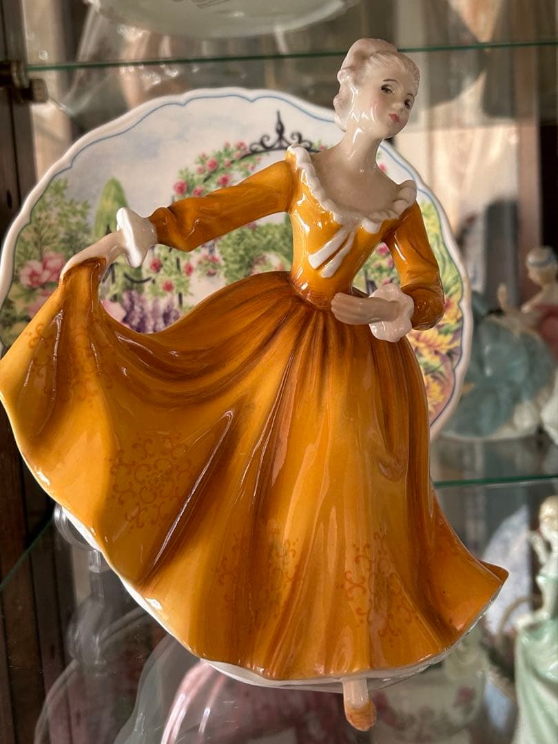 ロイヤルドルトン 人形　置物　オブジェ