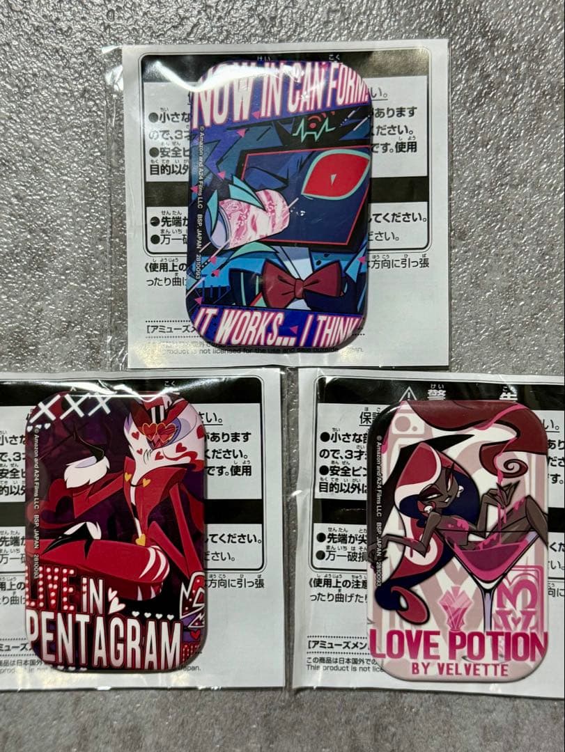 ② ヴォックス ヴァレンティノ ヴェルベット スクエア缶バッジ ハズビンホテル