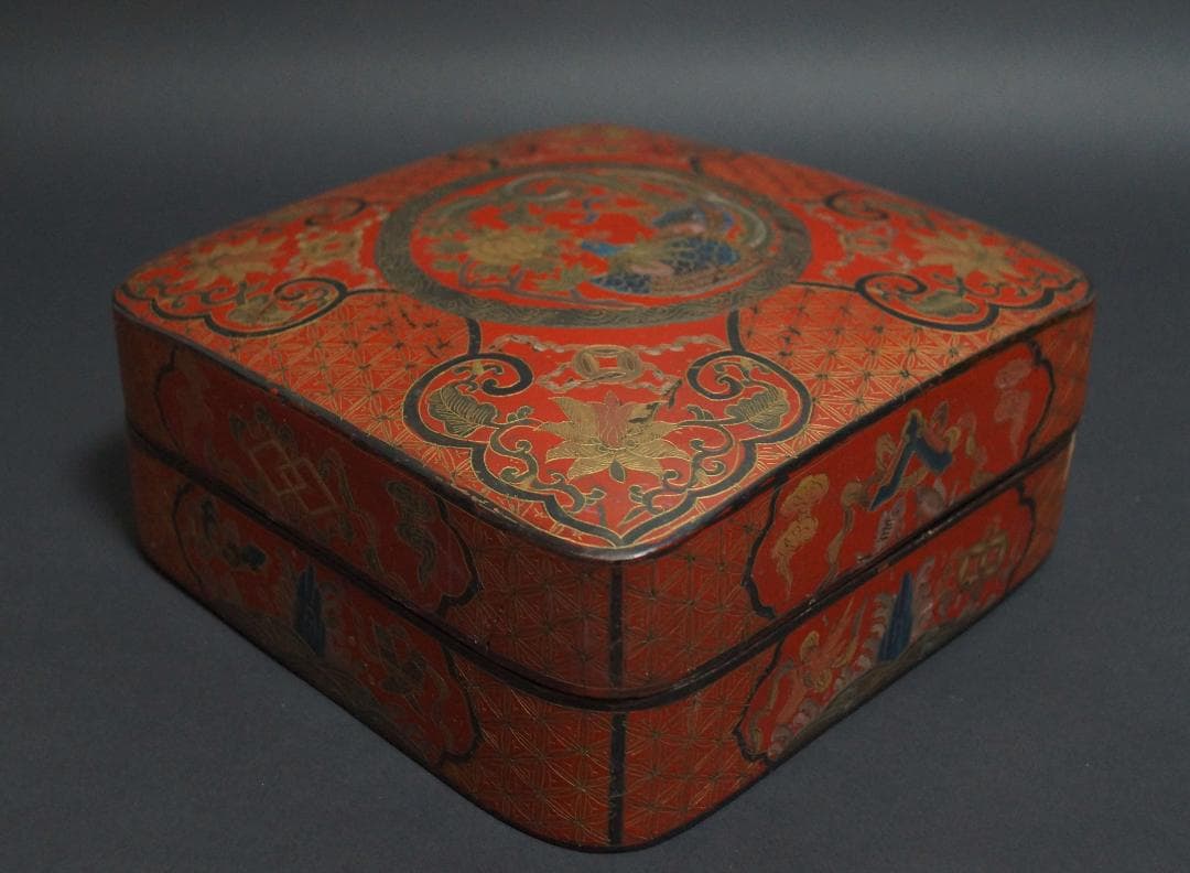 清 木製彫填漆塗 細工彫り『牡丹鳳凰八宝祥瑞文』金彩蒔絵 面取喰籠 蓋物 菓子器