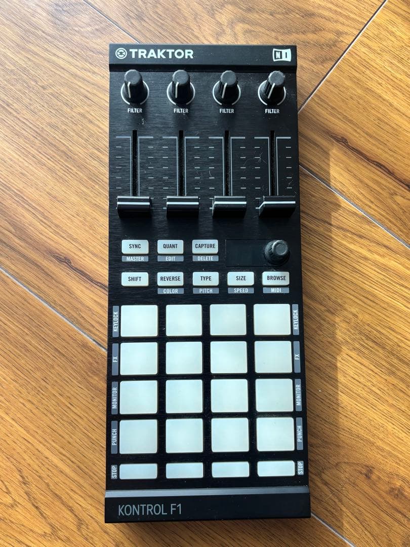TRAKTOR KONTROL F1 DJコントローラー