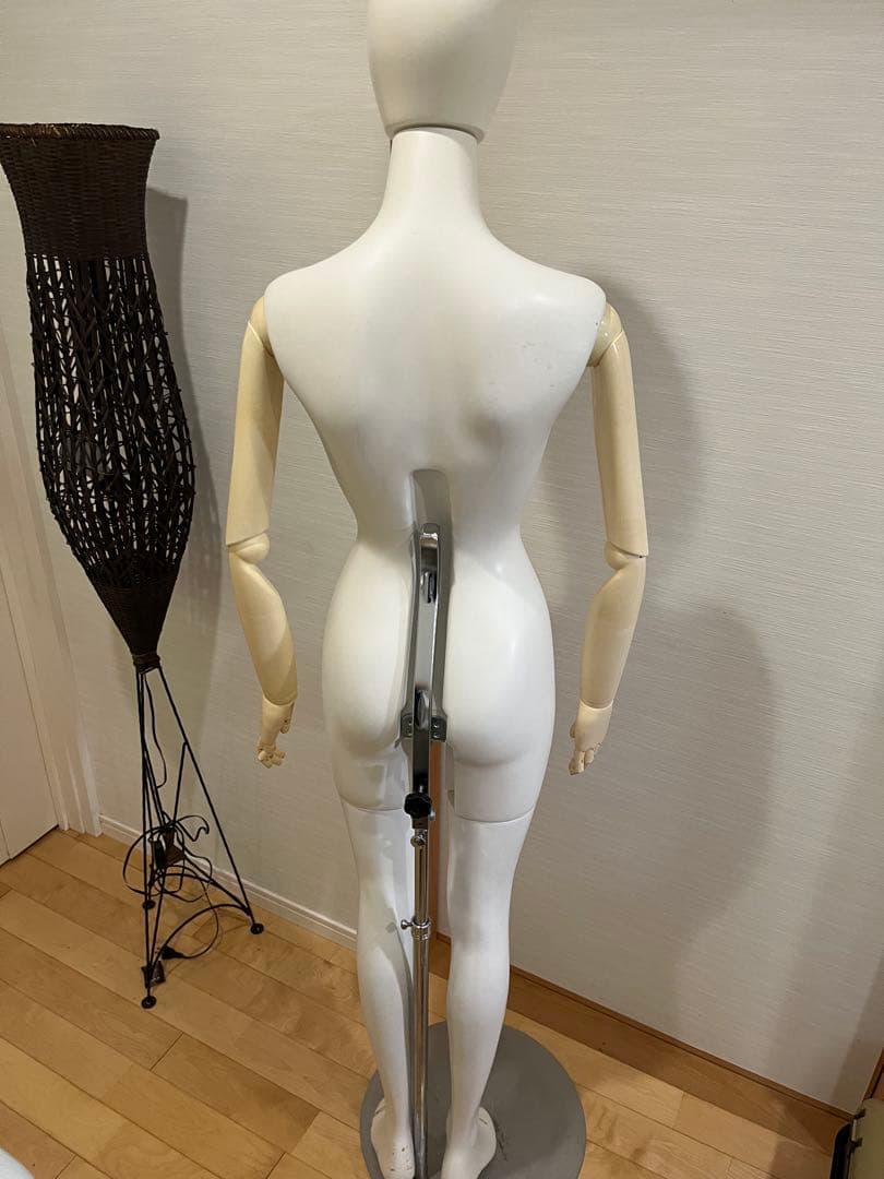 女性マネキン ホワイト 円形スタンド付き