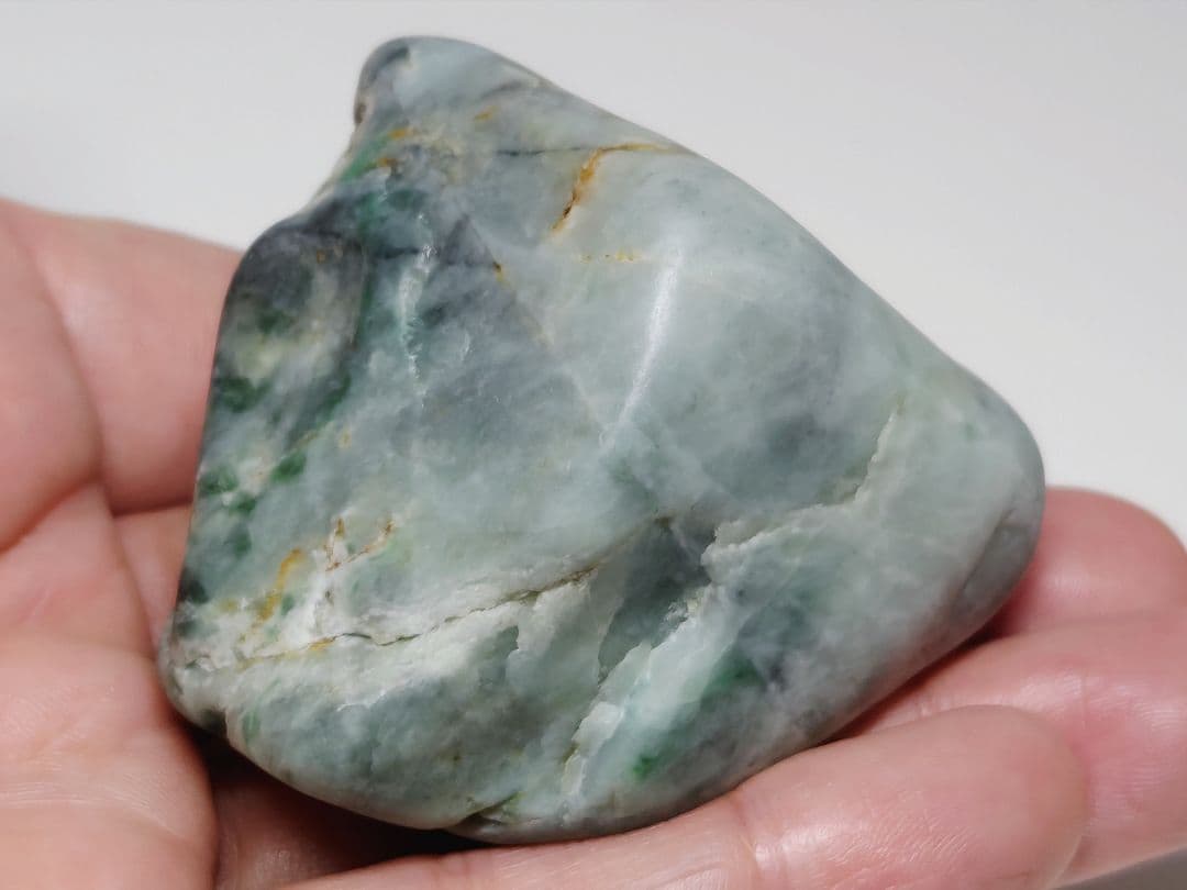 糸魚川144 翡翠 195g ヒスイ 原石 鑑賞石 自然石 誕生石 鉱物 鉱石