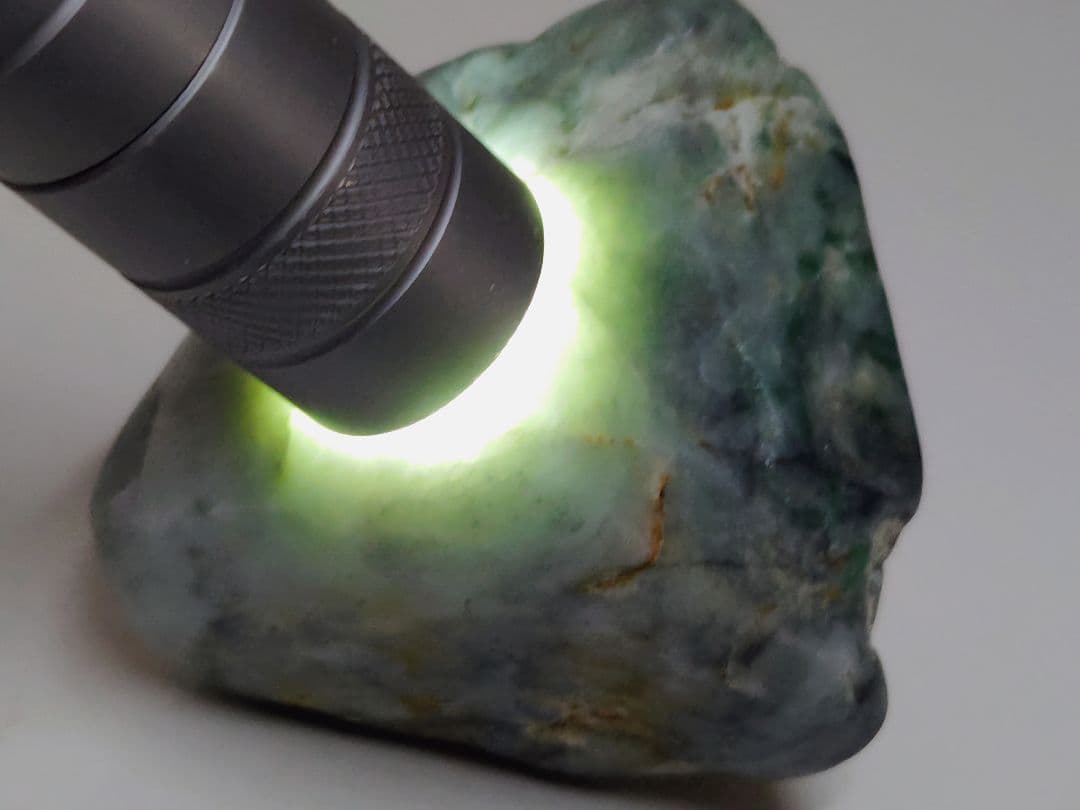 糸魚川144 翡翠 195g ヒスイ 原石 鑑賞石 自然石 誕生石 鉱物 鉱石