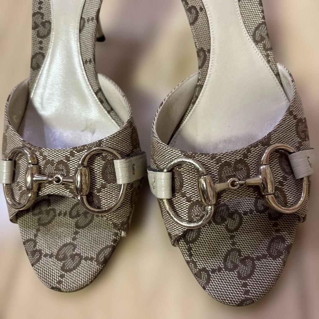 GUCCI ベージュ ロゴサンダル