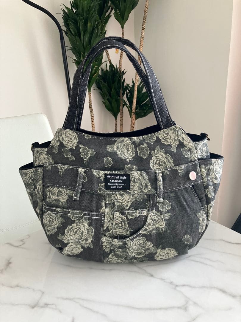 874 あつこ　大きめ黒花柄　デニムリメイクバック　ハンドメイド 2点
