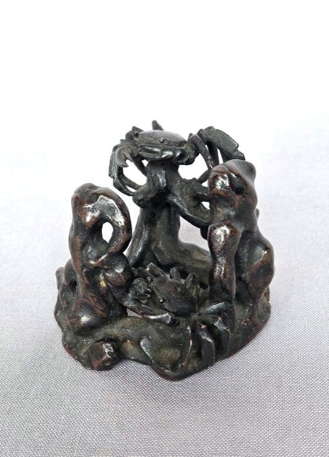 斑紫銅　岩蟹蓋置　本間琢斎作