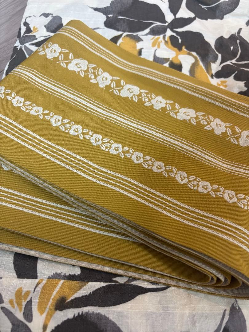 utatane 浴衣3点セット 浴衣、帯、下駄　黒墨とイエローのカトレア