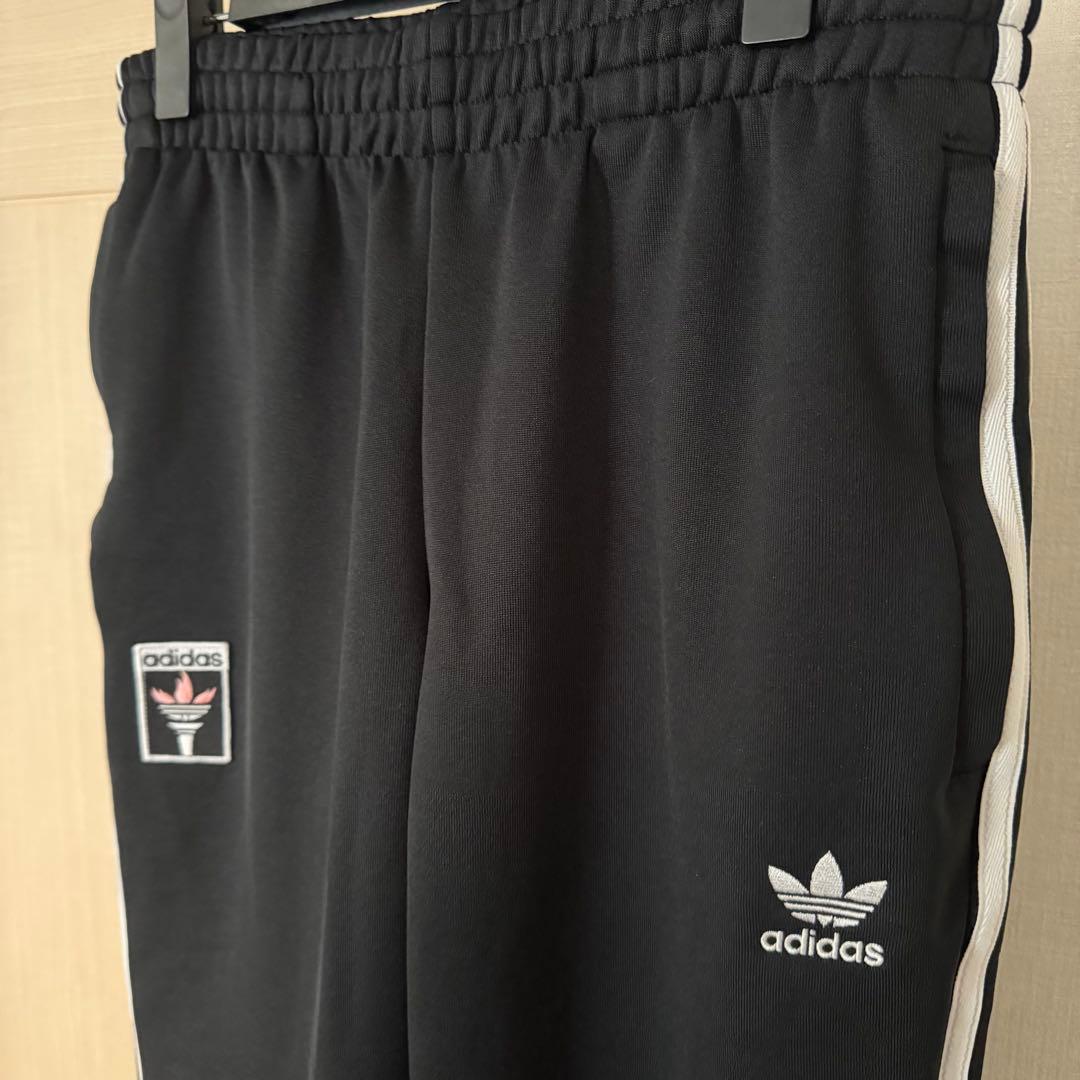 adidas ブラック ジョガーパンツ